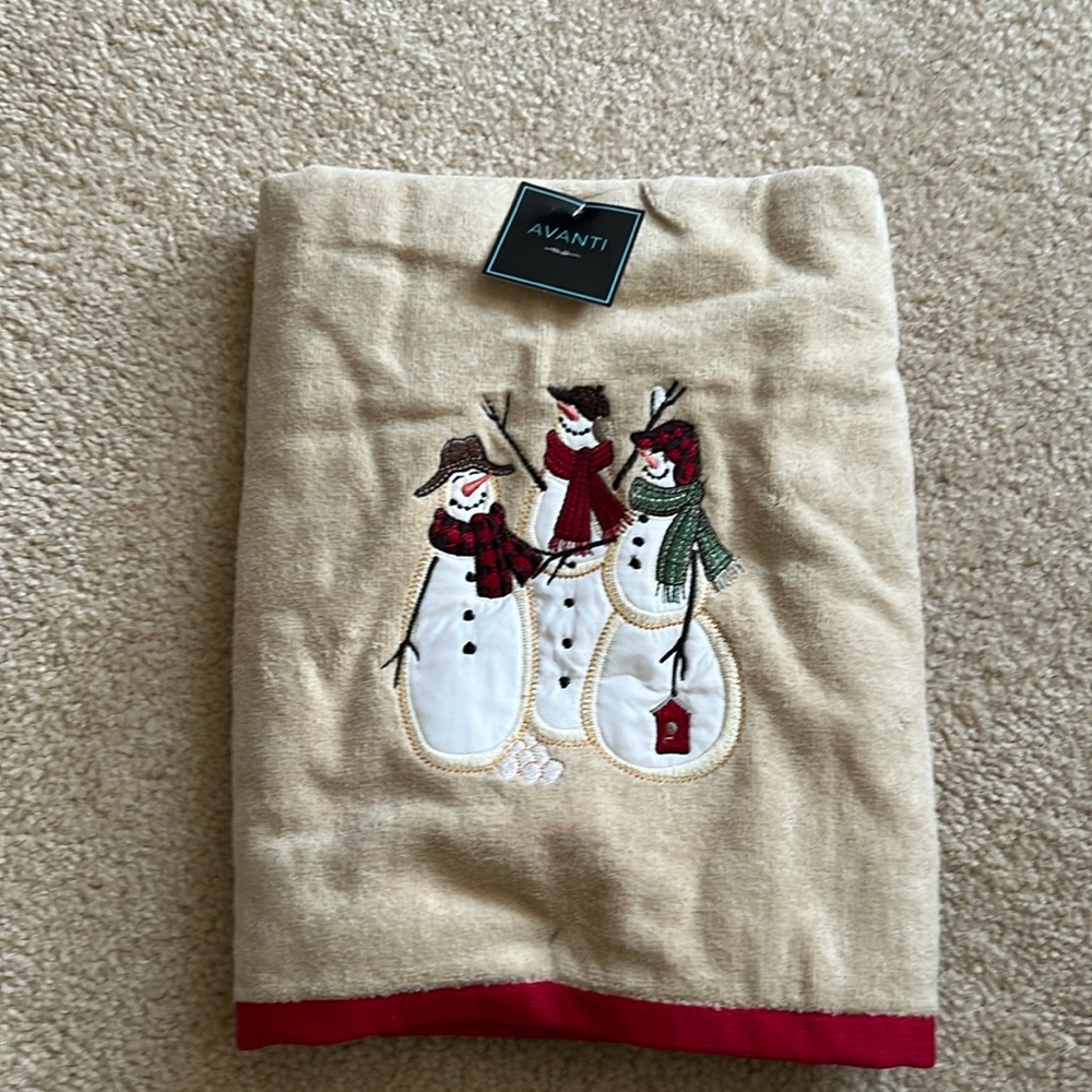 Avanti snowmen gathering Christmas bath towel - Picture 1 of 4